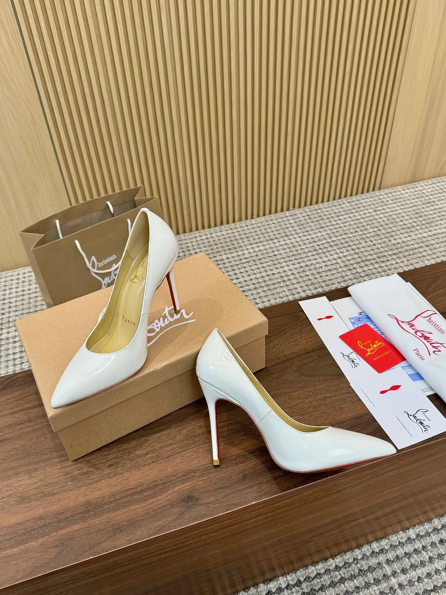 👟👟Ex-factory price 440👟👟 Genuine leather sole +40 Year-round shipment💝Christian Louboutin CL👠 Classic "💎Cow Patent Leather💎 Series" noble and luxurious, real blingbling👟👟 Real materials, all customized by the pattern maker, and the materials are made of original customized materials to achieve the taste of the original 6 color options💍 Upper: Imported 👉cow patent leather💪 Lining: Sheepskin foot pad/lining Size: 34-40.41.42 Heel height: 10.5cm and 8.5cm two options Leather sole Rubber sole